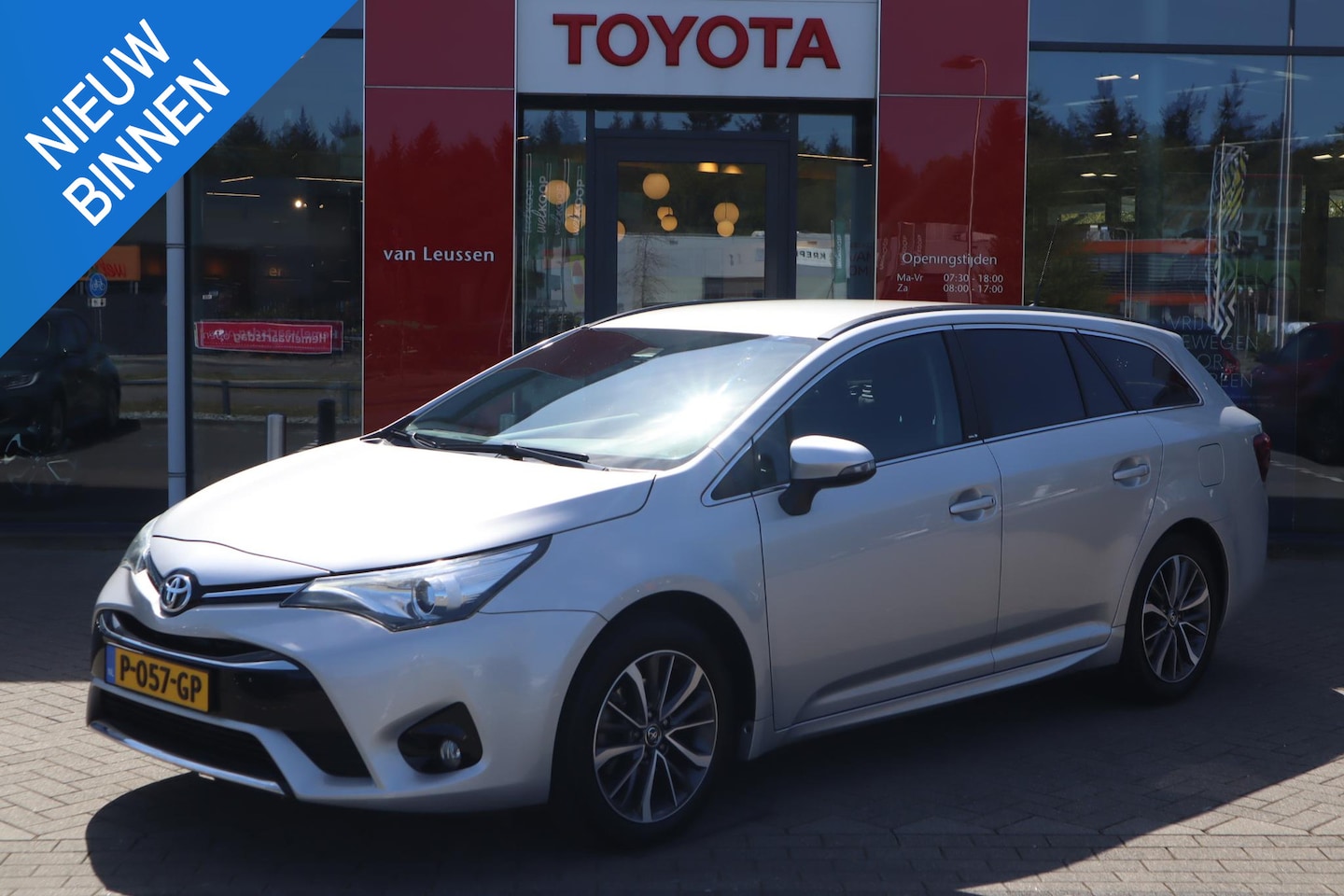 Toyota Avensis Touring Sports - 1.8 VVT-i BUSINESS AUTOMAAT AFN-TREKHAAK KEYLESS NAVI HALF-LEDER STOELVERWARMING PRIVACY-G - AutoWereld.nl