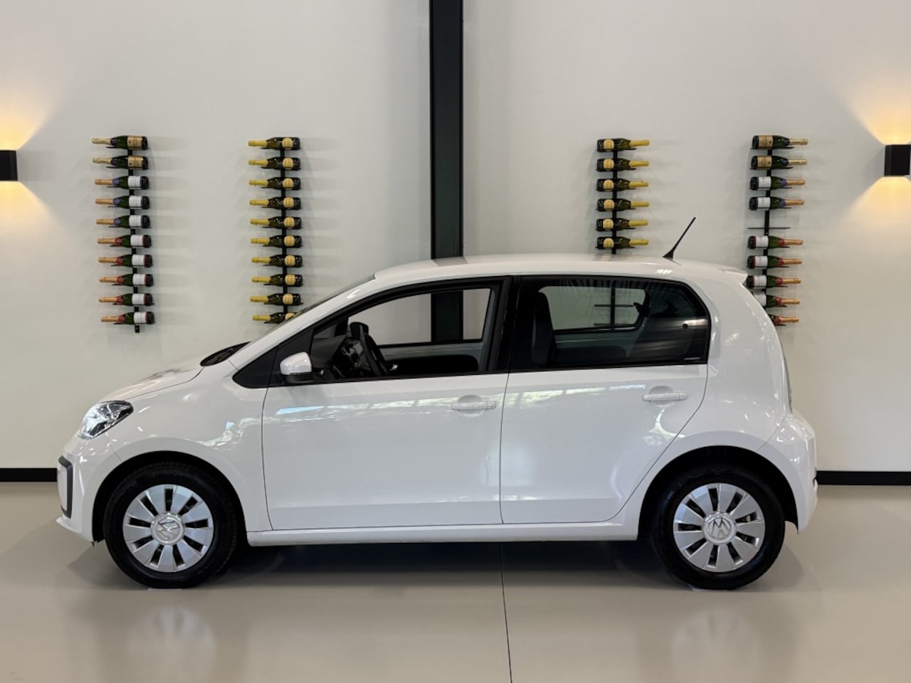 Volkswagen Up! - 1.0 BMT move up! / luxe pakket / LED *NAP* - AutoWereld.nl