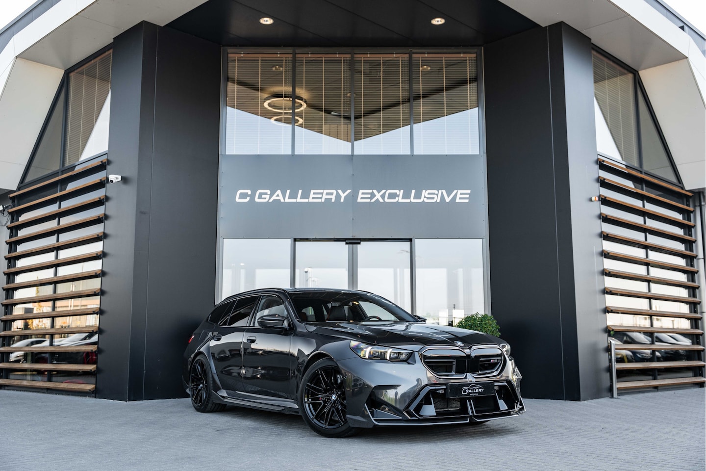BMW 5-serie Touring - M5 - Panorama | B&W | Carbon | Elek. Trekhaak | 360 Camera - AutoWereld.nl