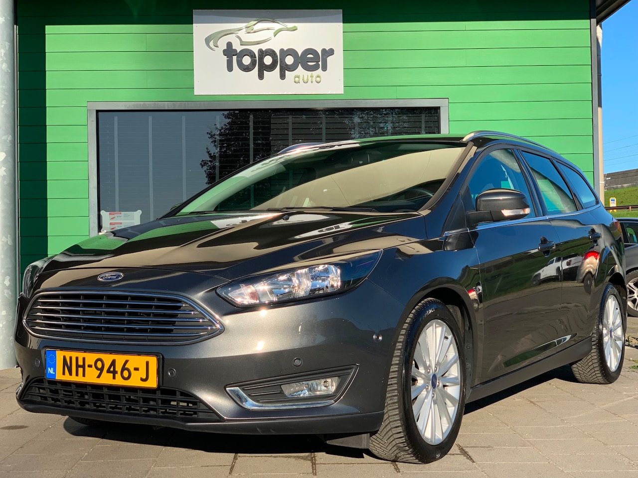 Ford Focus Wagon - 1.0 Titanium|1e Eigenaar!|Navigatie|Trekhaak| - AutoWereld.nl