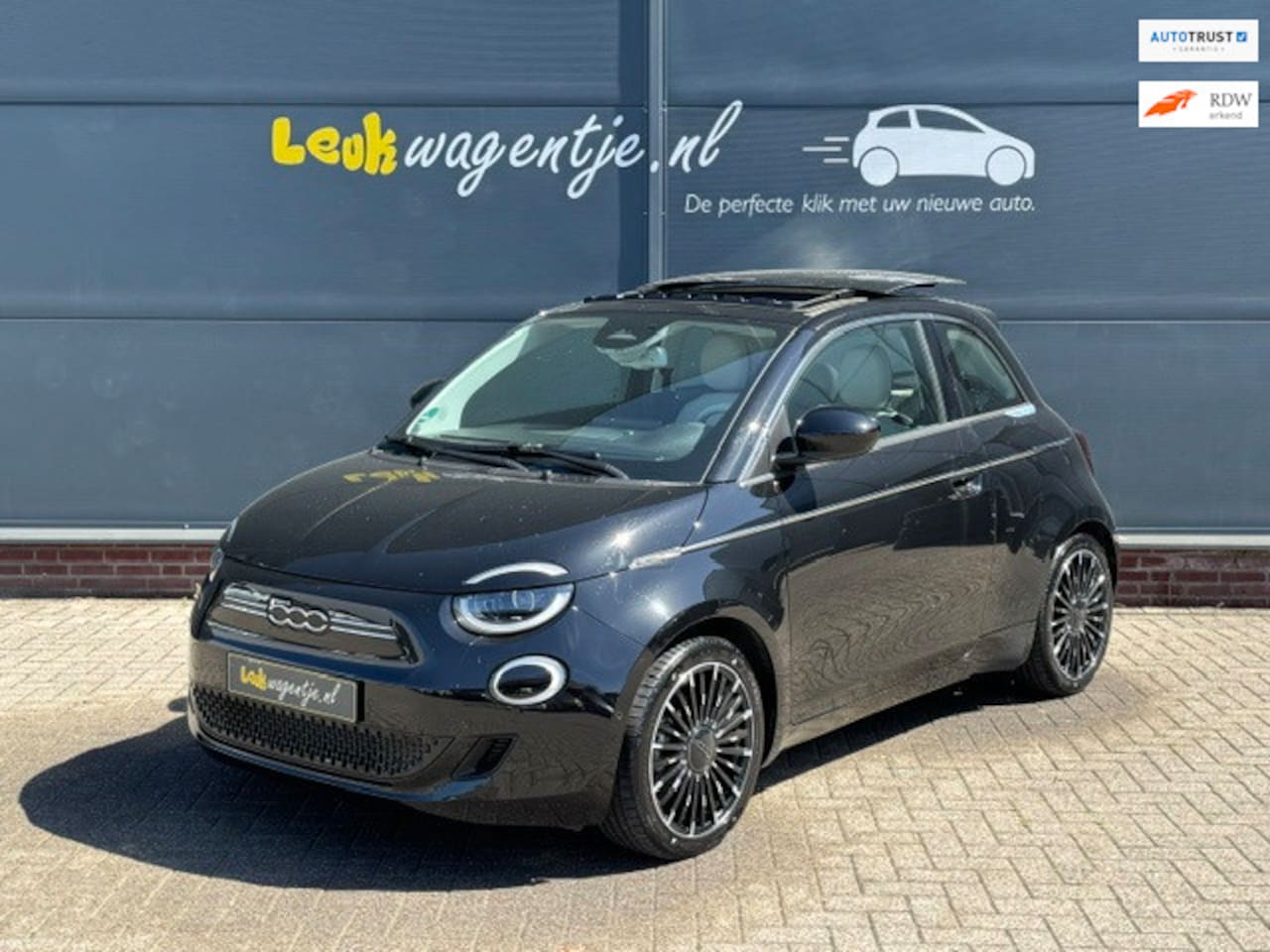 Fiat 500e - La Prima 42 kWh *schuifdak *leder *carplay *17” - AutoWereld.nl