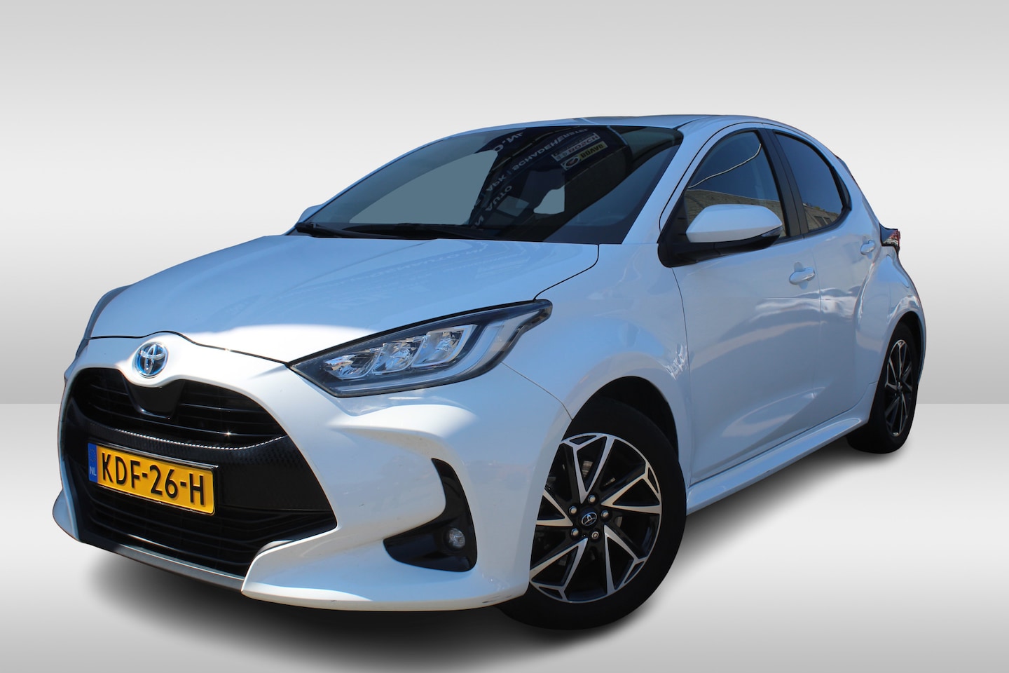 Toyota Yaris - 1.5 Hybrid 115 Executive Stoelverwarming l Lendesteun l LM velgen l Spiegelverwarming - AutoWereld.nl