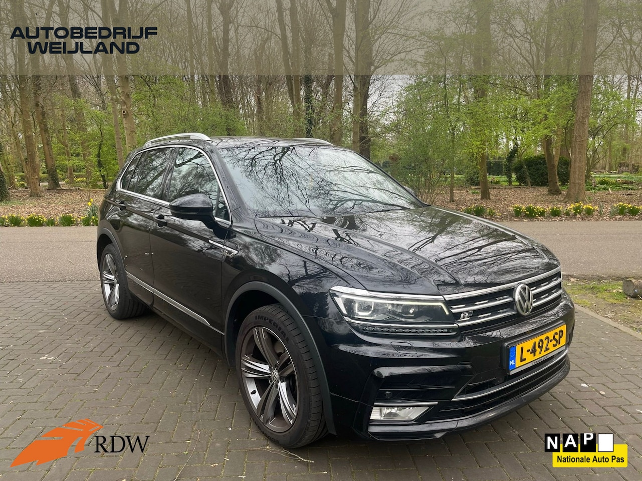 Volkswagen Tiguan - 2.0 TSI 4Motion Highline Business R I 2X R-line I 2500 KG I 19" I Virtual I PDC I Carplay - AutoWereld.nl
