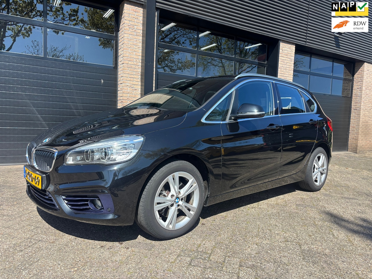 BMW 2-serie Active Tourer - 218i Executive Sport Automaat.Trekhaak,Pano - AutoWereld.nl