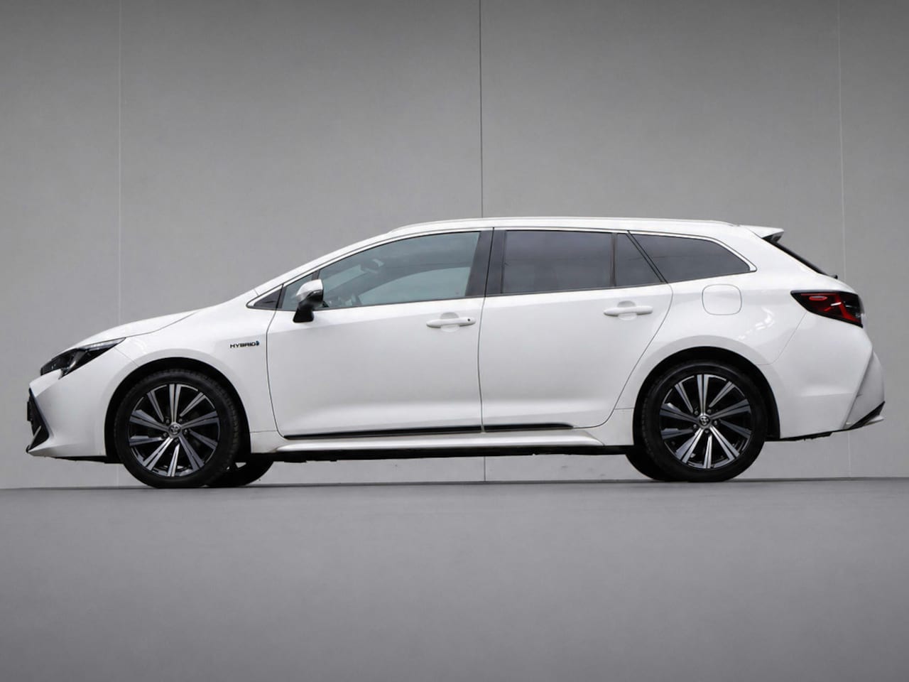 Toyota Corolla Touring Sports - 1.8 Hybrid Business Plus Sport (APPLE CARPLAY,NAVI,CAMERA,STOELVERWARMING,CRUISE,GETINT,LM - AutoWereld.nl