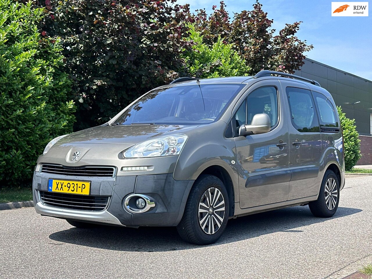Peugeot Partner Tepee - 1.6 VTi Airco*Trekhaak*5 Zitsplaatsen*1e Eigenaar*Schuifdeur Recht en Links* - AutoWereld.nl