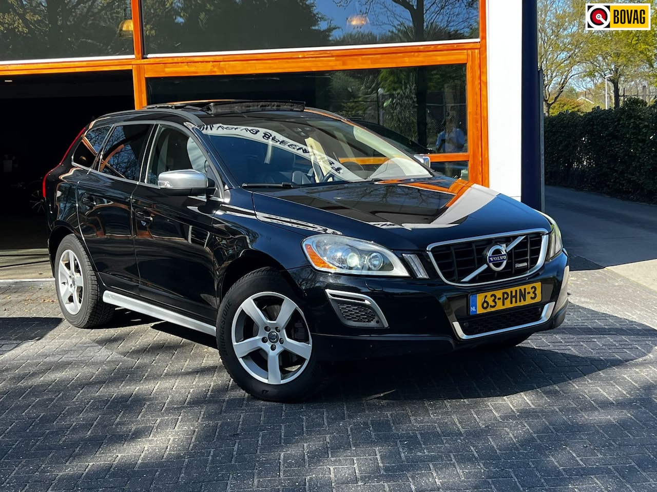 Volvo XC60 - 5 Cilinder R-Design | Trekhaak | Perfect onderhouden | Panoramadak | Stoelverwarming | Ele - AutoWereld.nl