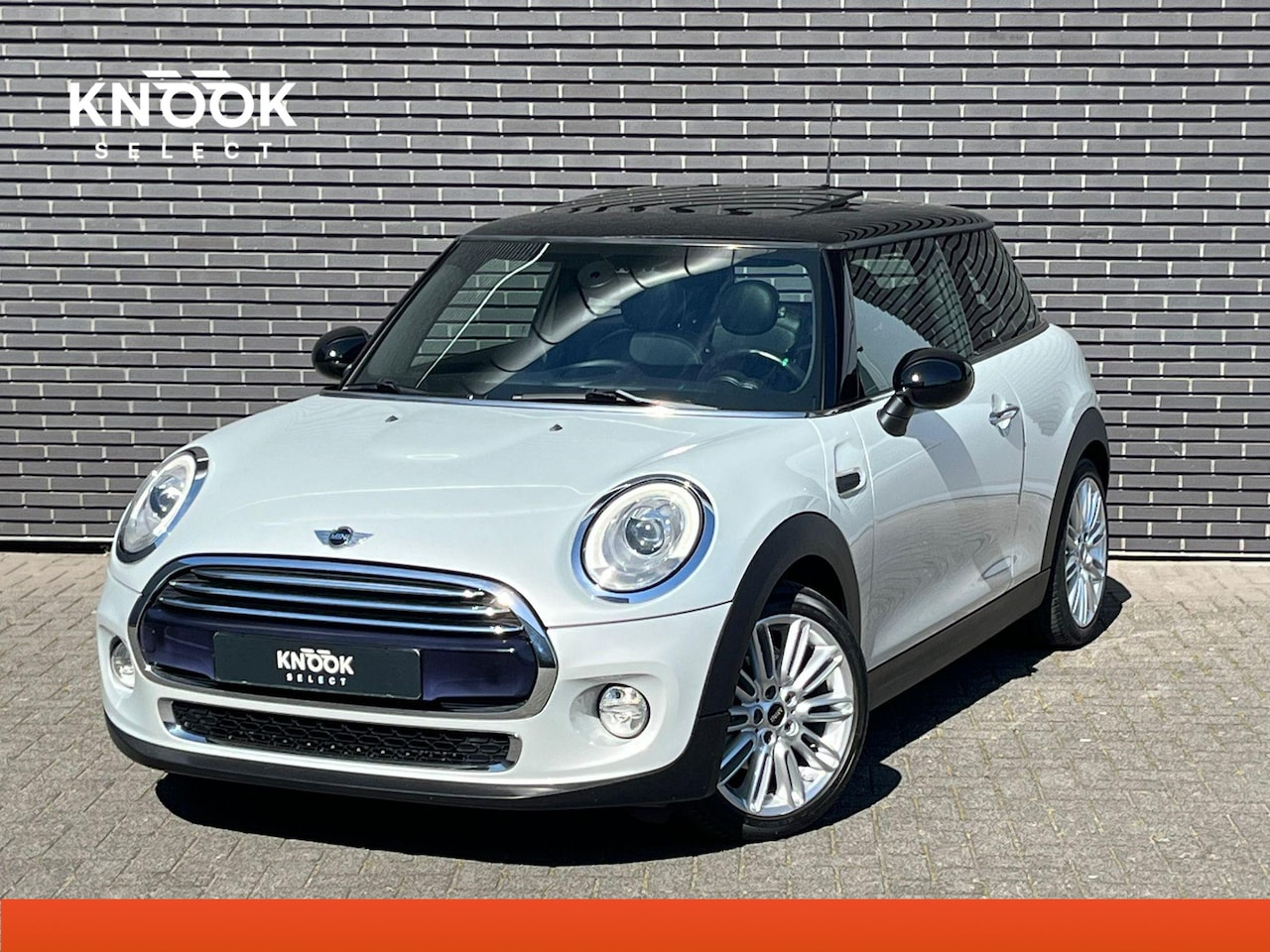 MINI Cooper - Hatchback Business Automaat 3 deurs / Navigatiesysteem / Panoramadak / Climate Control / L - AutoWereld.nl