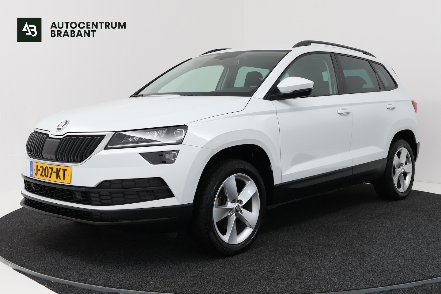 Skoda Karoq - 1.5 TSI ACT Style (TREKHAAK, CAMERA, NAVIGATIE CARPLAY, CRUISE CONTROL, PARKEERSENSOREN) - AutoWereld.nl