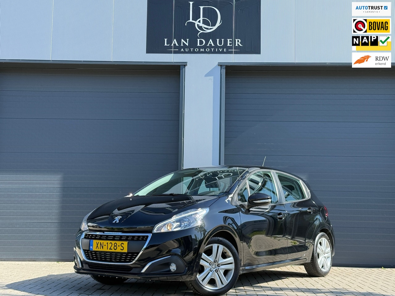 Peugeot 208 - 1.2 PureTech Signature / LAGE KM / NAP / CARPLAY - AutoWereld.nl
