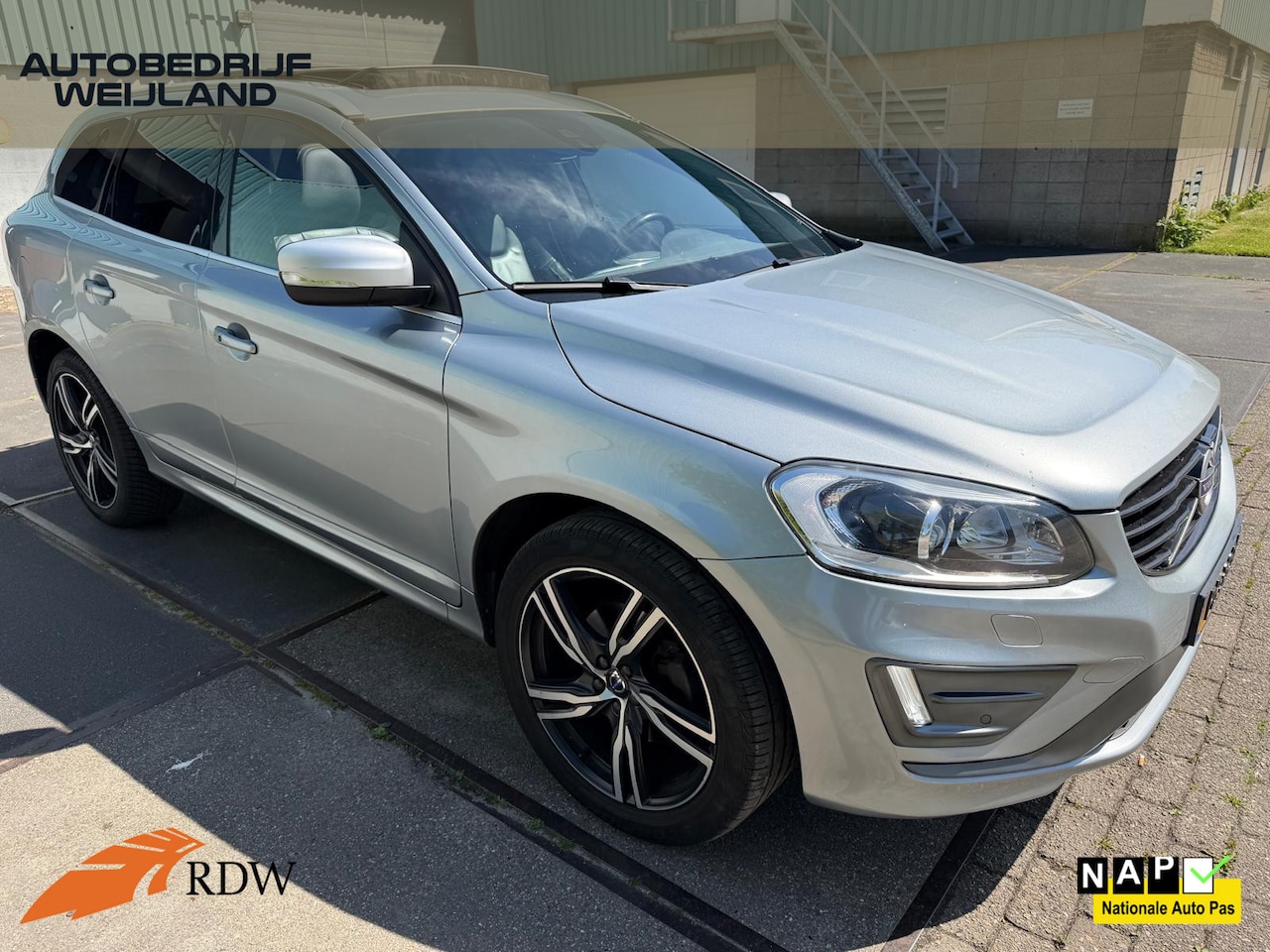 Volvo XC60 - 2.0 T6 Nordic+ NIEUWSTAAT I Trekhaak 2000KG  I Pano I 20" I Leer I R-Design I Camera I NL- - AutoWereld.nl