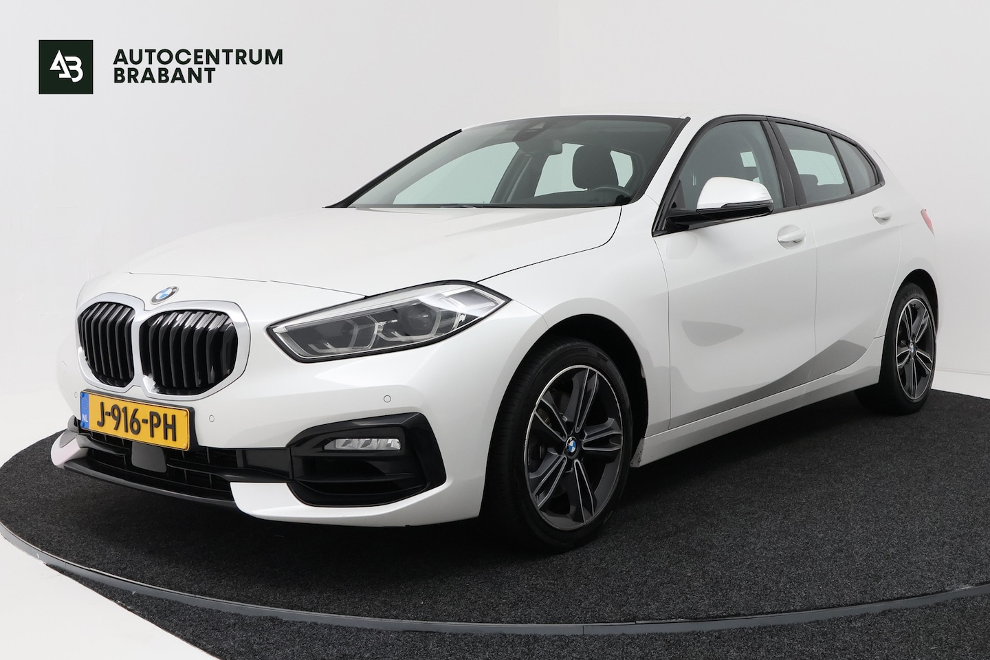 BMW 1-serie - 118i Executive Edition (SFEERVERLICHTING, NAVIGATIE, CRUISE CONTROL, PARKEERSENSOREN, DEAL - AutoWereld.nl