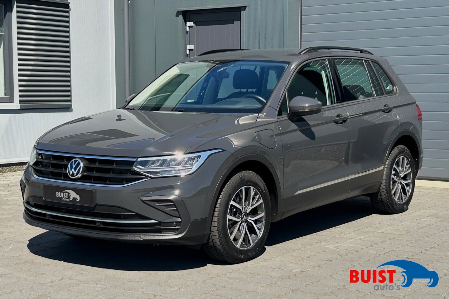 Volkswagen Tiguan - 1.4 TSI eHybrid 245pk Life HUD TREKHAAK ACC WINTERPAKKET LED - AutoWereld.nl