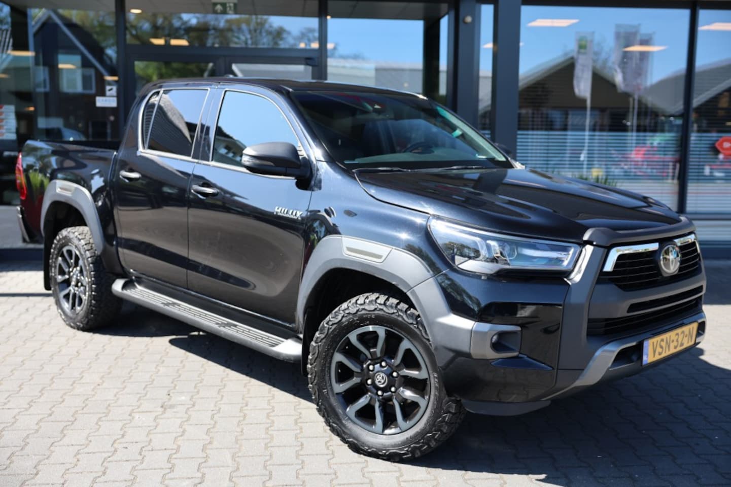 Toyota HiLux - 2.8 D-4D DUBBEL CABINE INVINCIBLE A/T 4WD 2 ZITS VAN - AutoWereld.nl