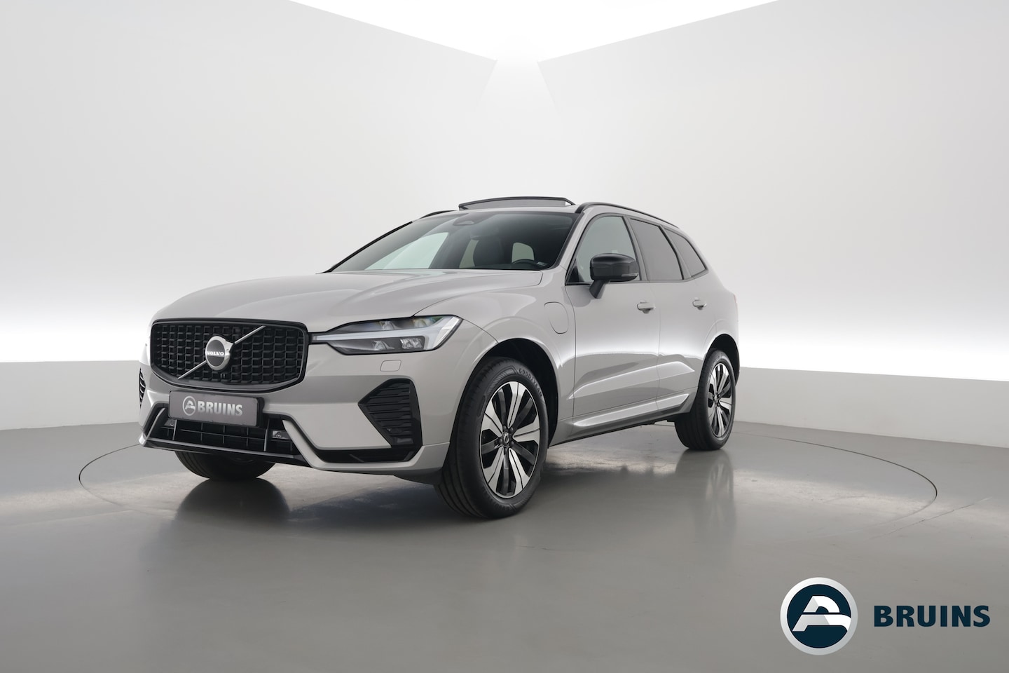 Volvo XC60 - 2.0 T8 Plug-in hybrid AWD Plus Dark | Sportstoelen | Blis | Trekhaak | ACC | H&K Audio | A - AutoWereld.nl