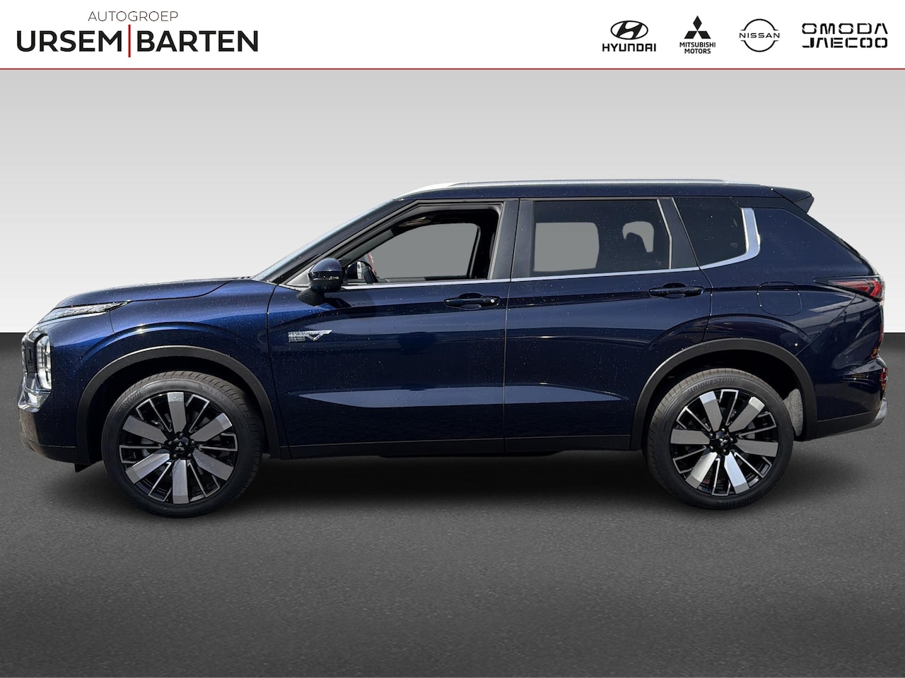 Mitsubishi Outlander - 2.4 PHEV Intense+ Incl. Dodehoek detectie | Draadloze telefoonlader | Lichtmetalen velgen - AutoWereld.nl