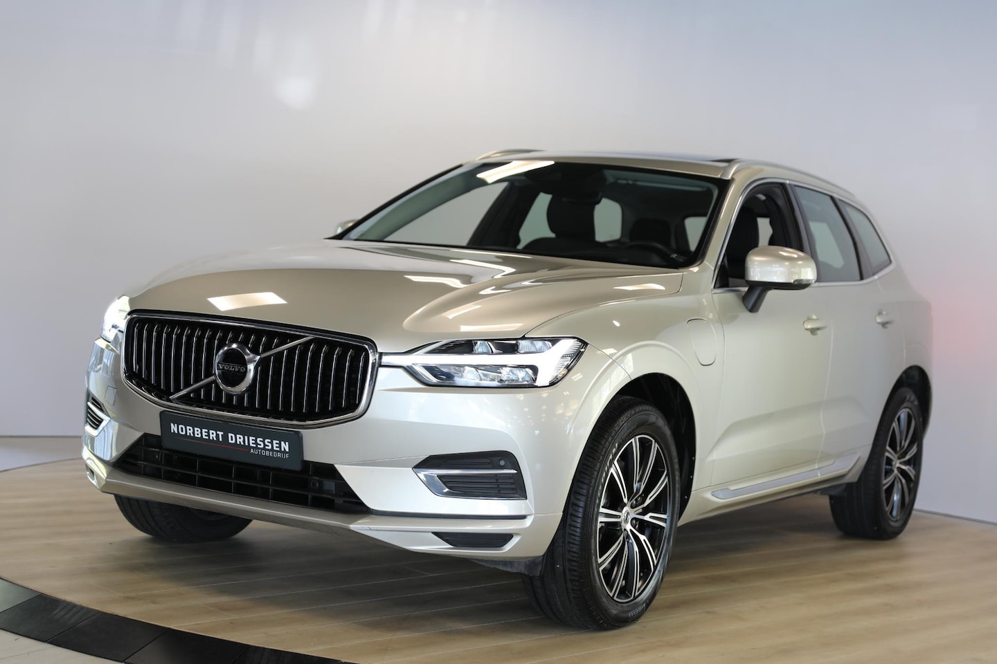 Volvo XC60 - 2.0 T8 Twin Engine AWD Inscription | Schuif-kanteldak | Memory seats | Pilot assist - AutoWereld.nl