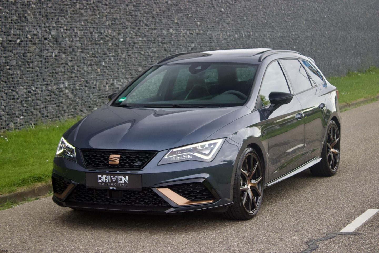 SEAT Leon Sportstourer - CUPRA R ST 300 | Carbon - Brembo - Pano - Beats - AutoWereld.nl