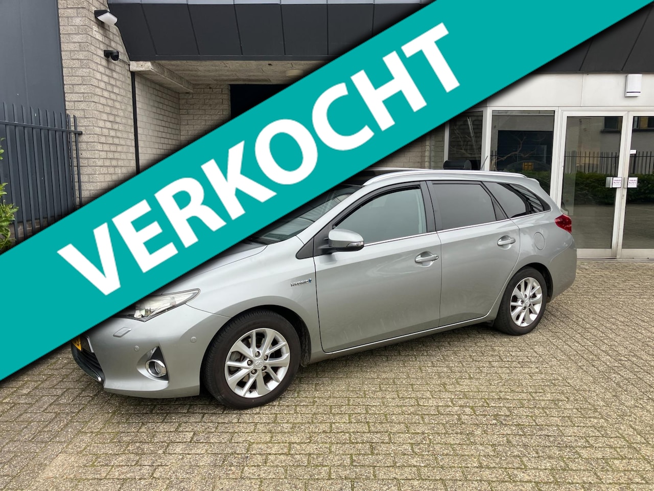 Toyota Auris Touring Sports - 1.8 Hybrid Lease+ / PANODAK / ALU VELGEN / CAMERA / NAVI / DEALER SERVICED - AutoWereld.nl