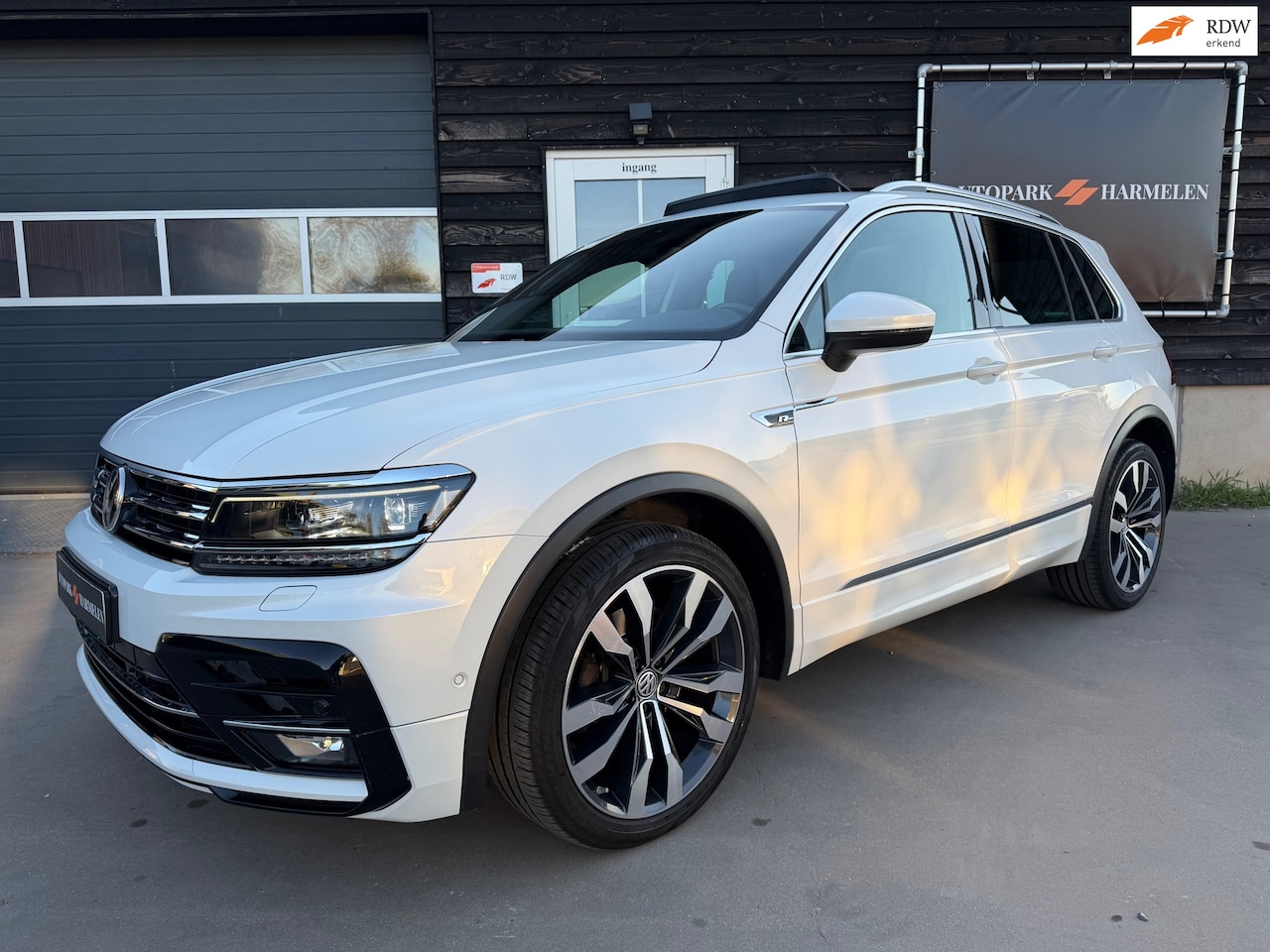 Volkswagen Tiguan - 2.0 TSI 4Motion 3X R Line Pano Virtual Cam - AutoWereld.nl
