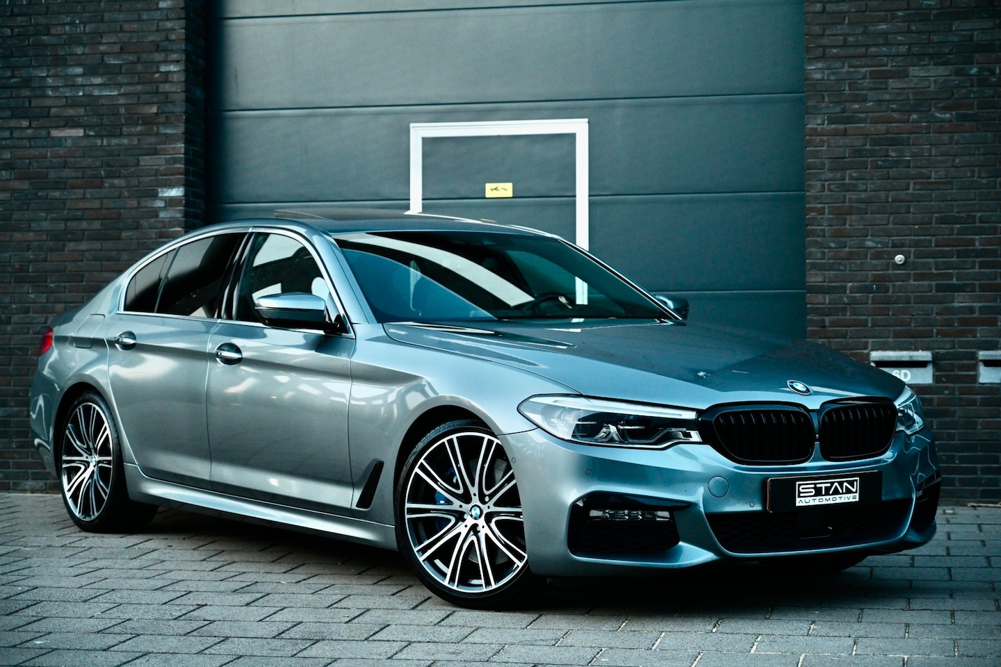 BMW 5-serie Touring - BMW 540i M-Sport | Bowers & Wilkins Sound | HUD | Pano | RWD | Dealeronderhouden - AutoWereld.nl