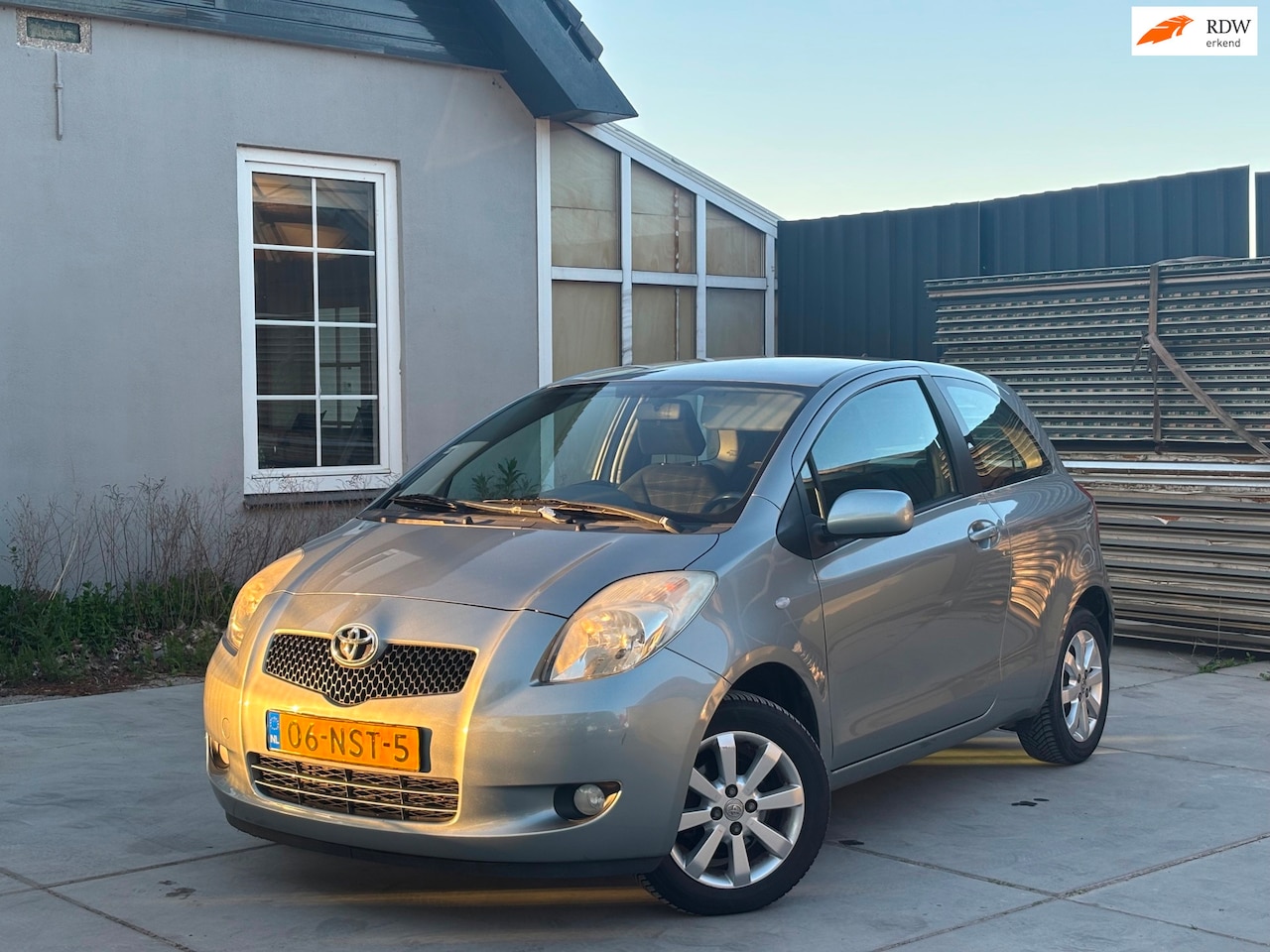 Toyota Yaris - 1.0 VVTi + | Airco | El. Ramen | Sportvelgen | Parkeersensoren | Onderhoudshistorie | Rijd - AutoWereld.nl