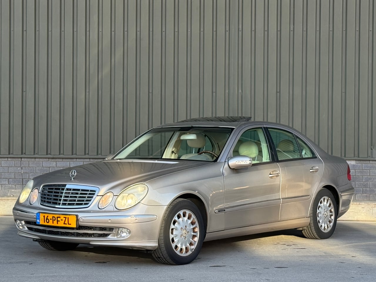 Mercedes-Benz E-klasse - 240 Elegance / Automaat / Lage km stand NAP! - AutoWereld.nl