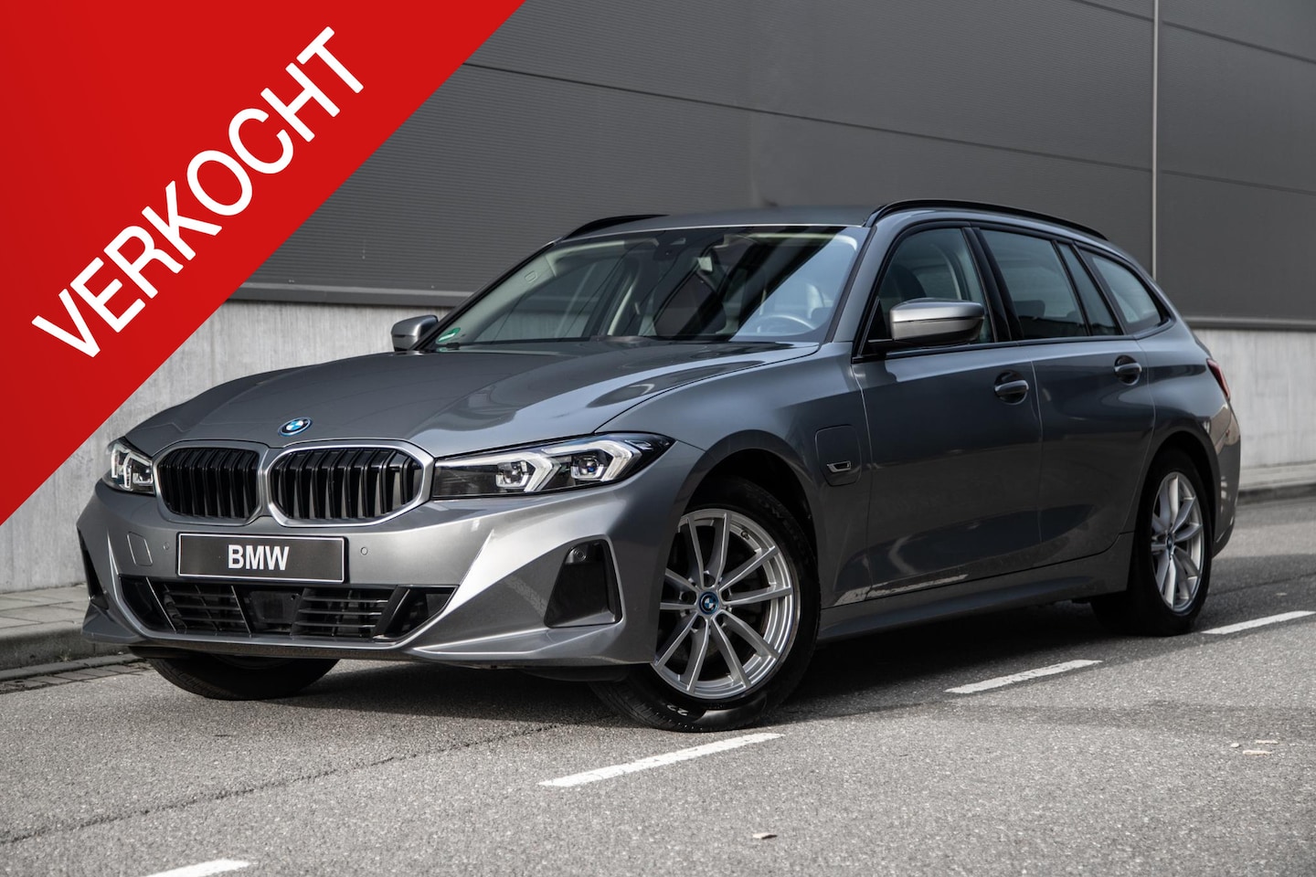 BMW 3-serie Touring - 330e xDrive | Facelift | Driving Assistant | ACC | Elek. Trekhaak | Sportstoelen - AutoWereld.nl