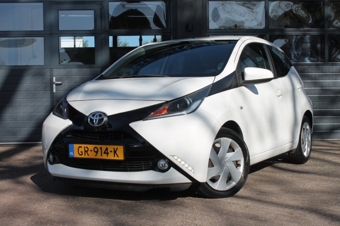 Toyota Aygo - 1.0 VVT-I X-PLAY     Camera / Airco / cruise control - AutoWereld.nl