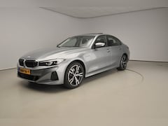 BMW 3-serie - Sedan 330e | LED | HUD | Schuifdak | Stoelverwarming | Surround view | DAB | Alu 18 inch
