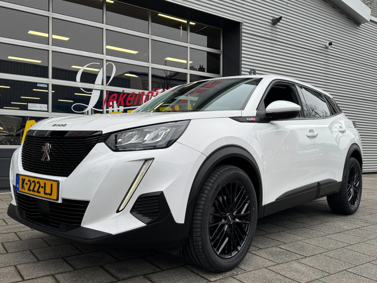 Peugeot 2008 - 1.2 PureTech Active Pack - Navigatie / Apple CarPlay I Airco I 18" Sport velgen LED I PDC - AutoWereld.nl