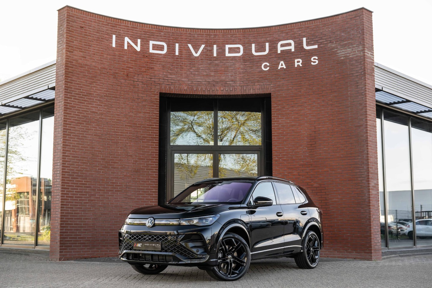 Volkswagen Tiguan - 1.5 eHybrid R-Line Edition Black Style H/K Massage - AutoWereld.nl