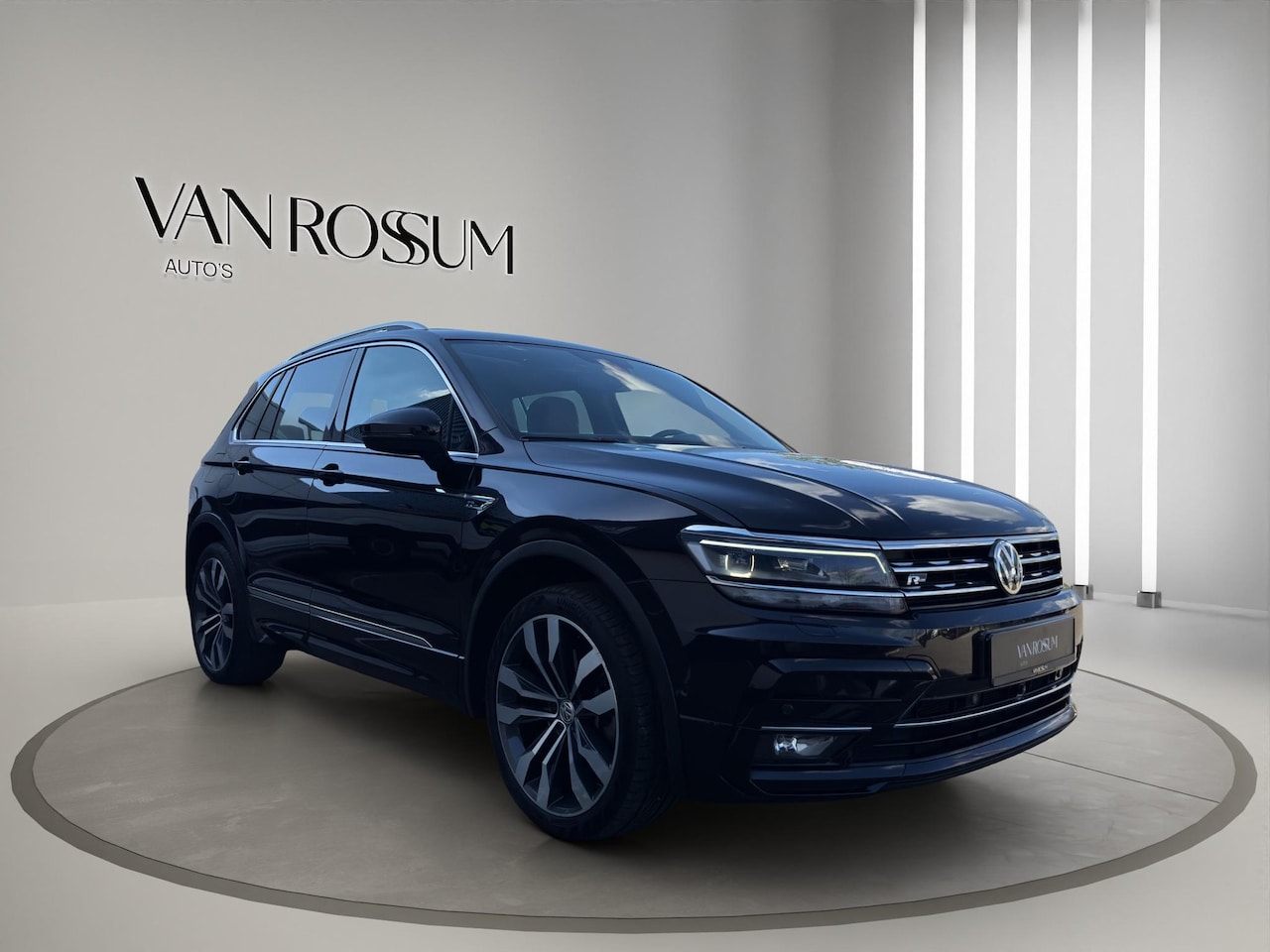 Volkswagen Tiguan - 2.0 TSI 4Motion Highline Business R-Line Exterieur | Pano | Leder Elektr. stoelen en verw. - AutoWereld.nl
