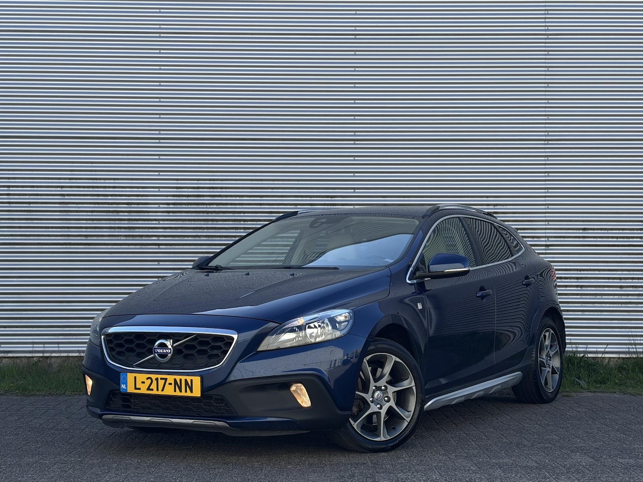 Volvo V40 Cross Country - 2.0 D2 Ocean Race / Leder / Trekhaak / Camera / Direct rijklaar! / APK 06-2027/ - AutoWereld.nl