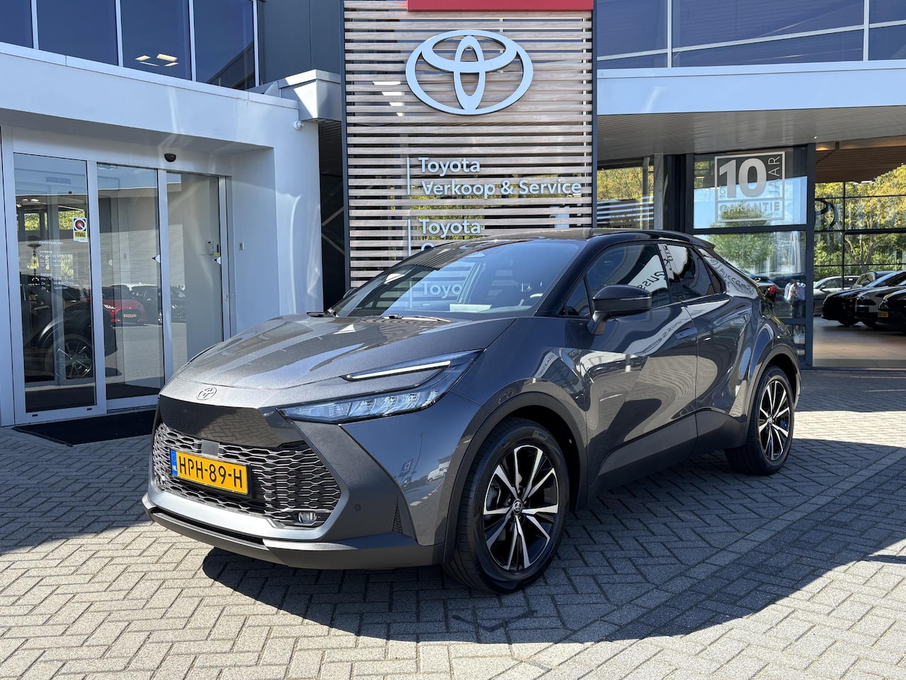 Toyota C-HR - 1.8 Hybrid 140 Dynamic ANDROID/APPLE AD-CRUISE PRIVACY-GLASS PARK-SENSOREN KEYLESS 18"LMV - AutoWereld.nl