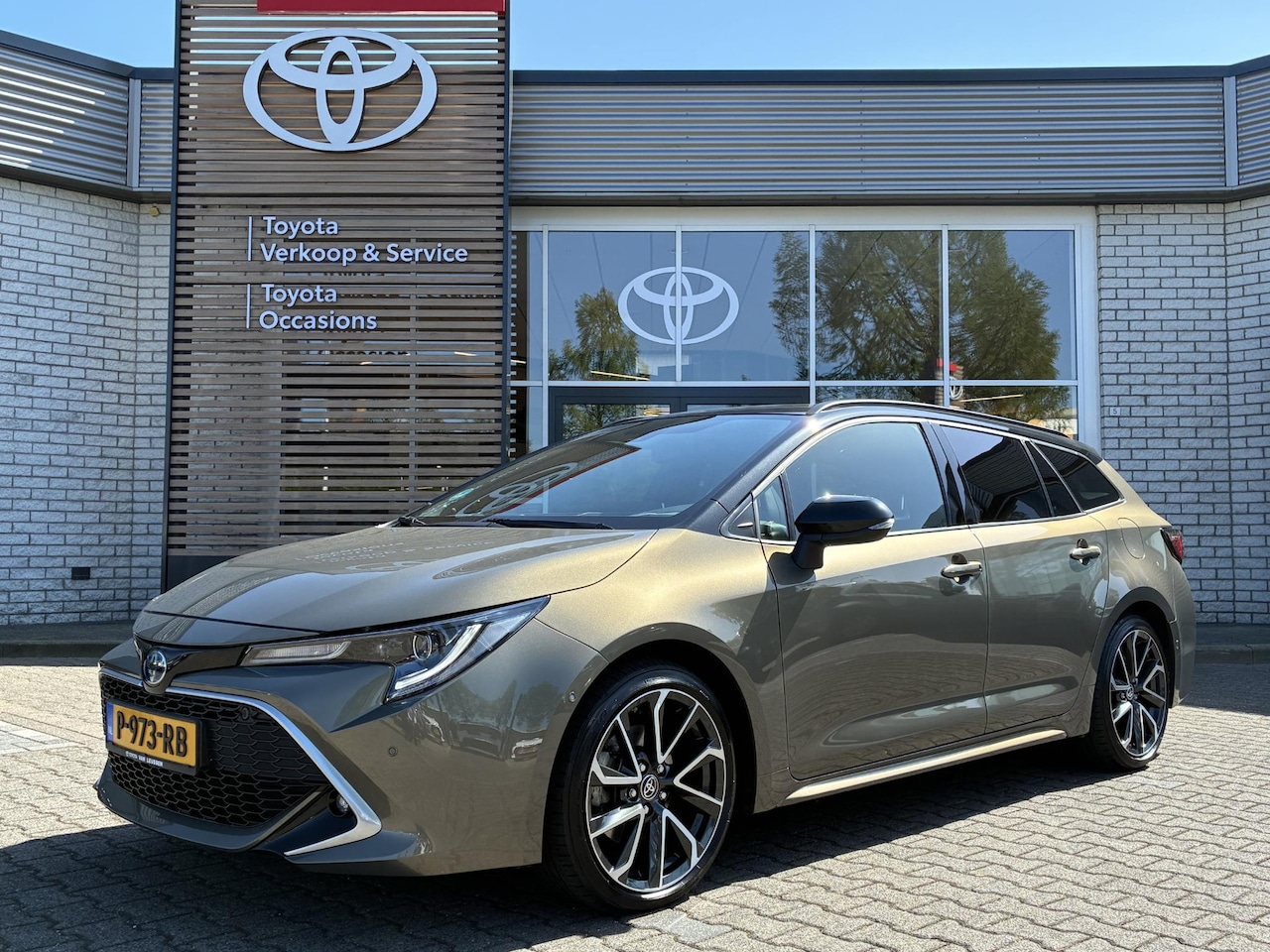 Toyota Corolla Touring Sports - 2.0 HYBRID EXECUTIVE EL-SCHUIFDAK AFN-TREKHAAK HUD BLIND-SPOT PARK-SENSOREN LEDER SPORTSTO - AutoWereld.nl
