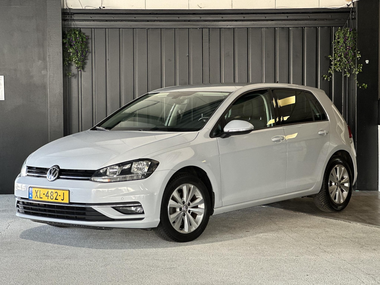 Volkswagen Golf - 1.0 TSI Comfortline | Carplay | Navigatie | Adaptief Cruise Control |  parkeersensor Voor - AutoWereld.nl
