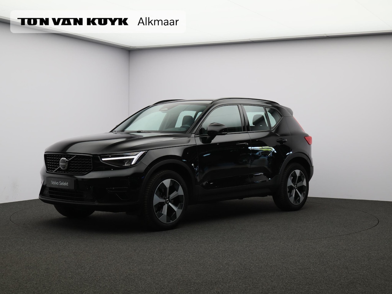 Volvo XC40 - 2.0 B4 Plus Dark / Trekhaak / Elektr. bed. stoelen / Harman Kardon / Stoel+stuur+achterban - AutoWereld.nl