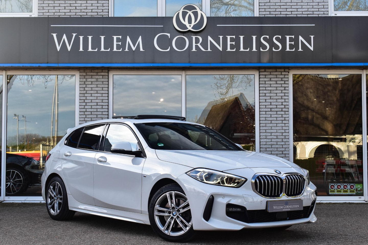 BMW 1-serie - 118i M-Sport Pano HiFi Stoelverwarming Sfeer Navi - AutoWereld.nl