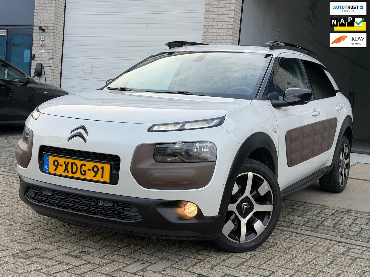 Citroën C4 Cactus - 1.2 e-VTi Shine/ AUTOMAAT/ nap/ dealeronderhouden/ 1jaar apk/ volle opties. - AutoWereld.nl