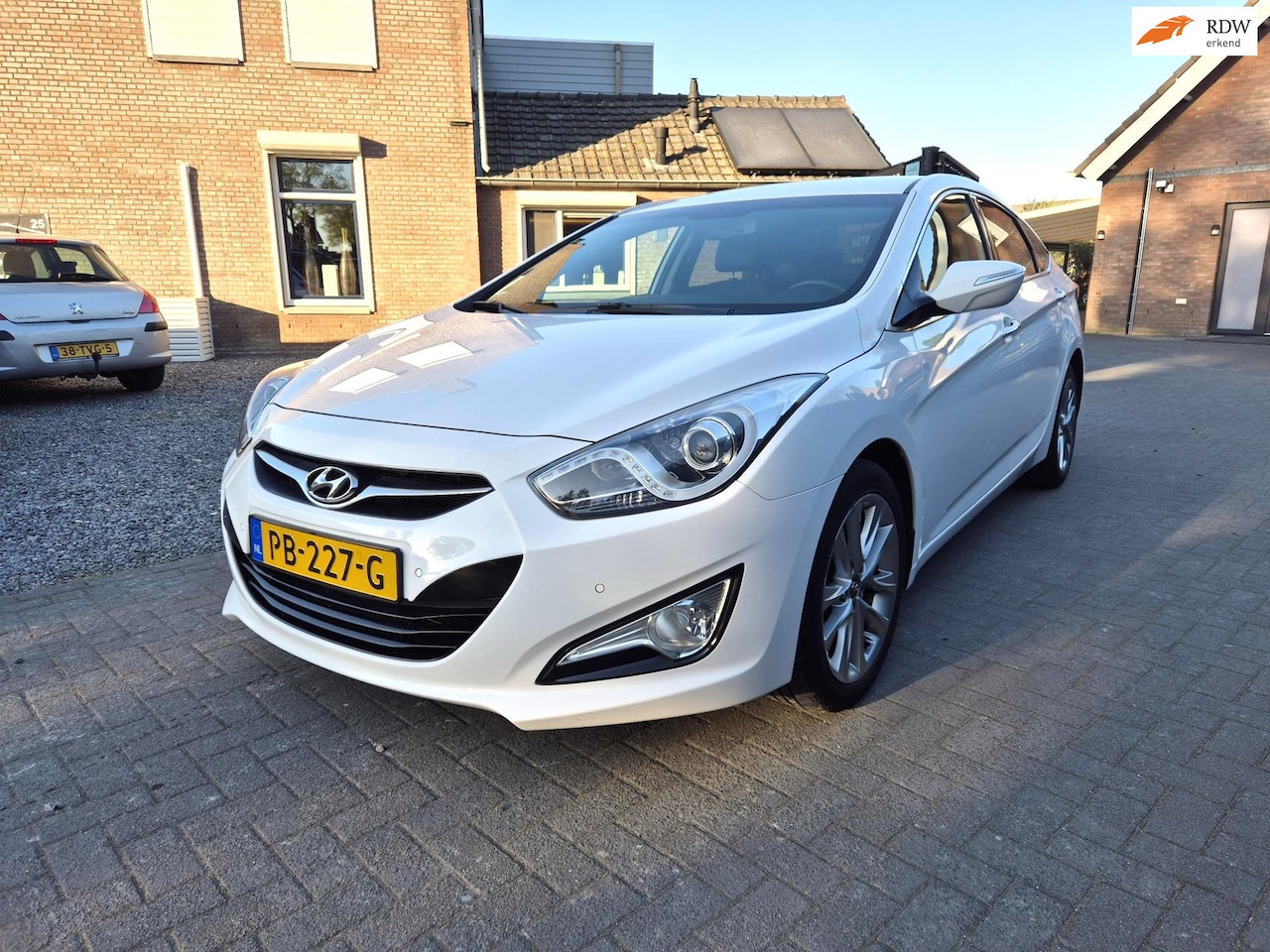 Hyundai i40 Wagon - 1.6 GDI Business Edition Navi Clima Cruise Leer Camera - AutoWereld.nl