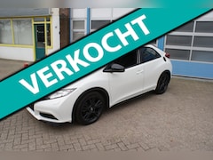 Honda Civic - 1.8 Lifestyle black edition met een set winterbanden