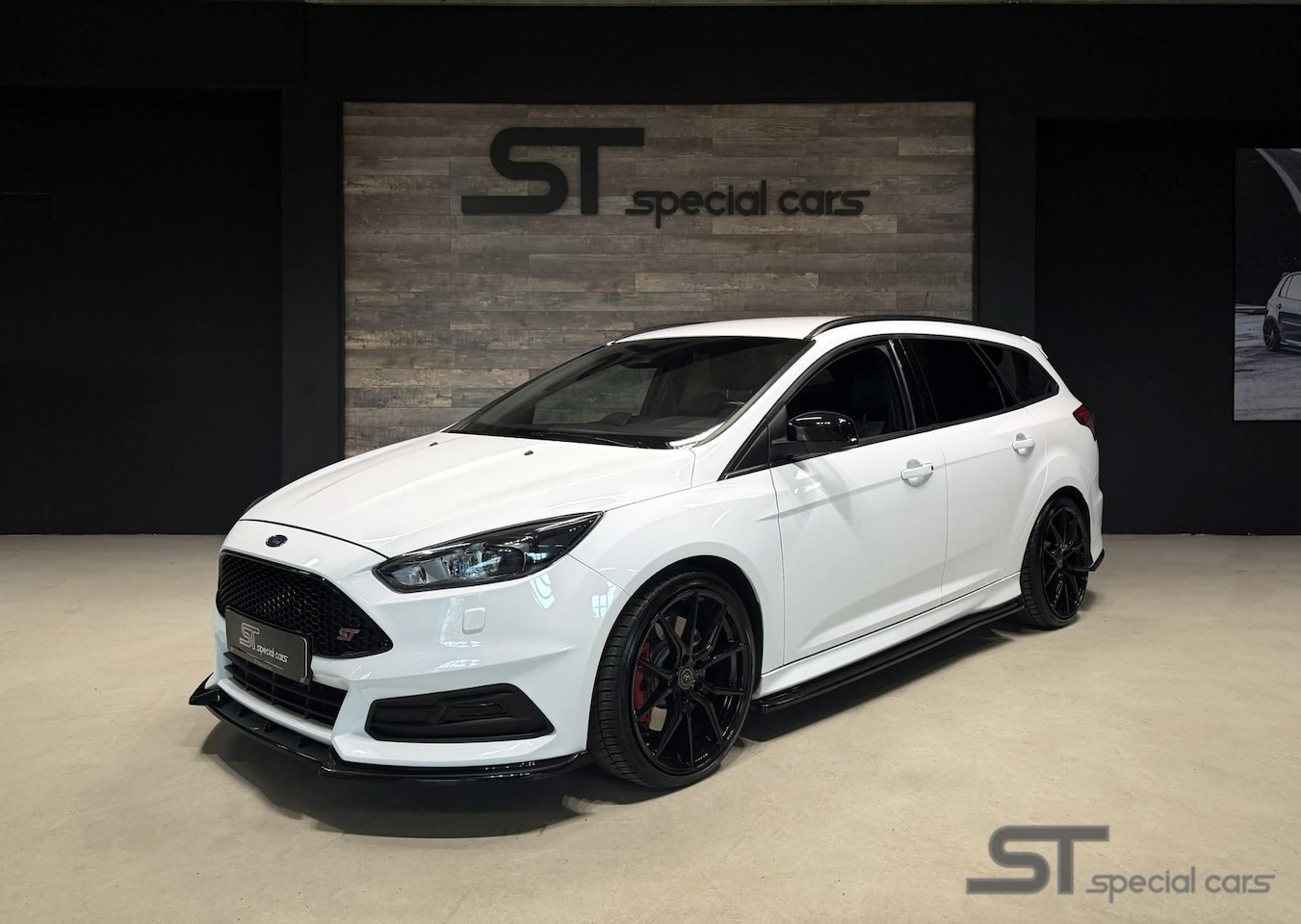 Ford Focus Wagon - 2.0 ST2|Maxton|19 inch|Carplay - AutoWereld.nl