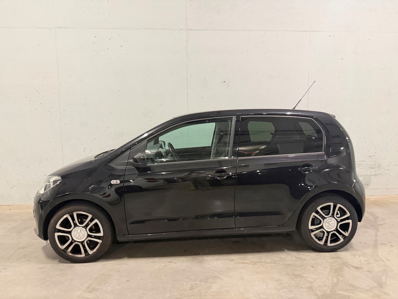 Volkswagen Up! - 1.0 high up! BlueMotion 5drs. Airco Navi PDC Cruise C. - AutoWereld.nl
