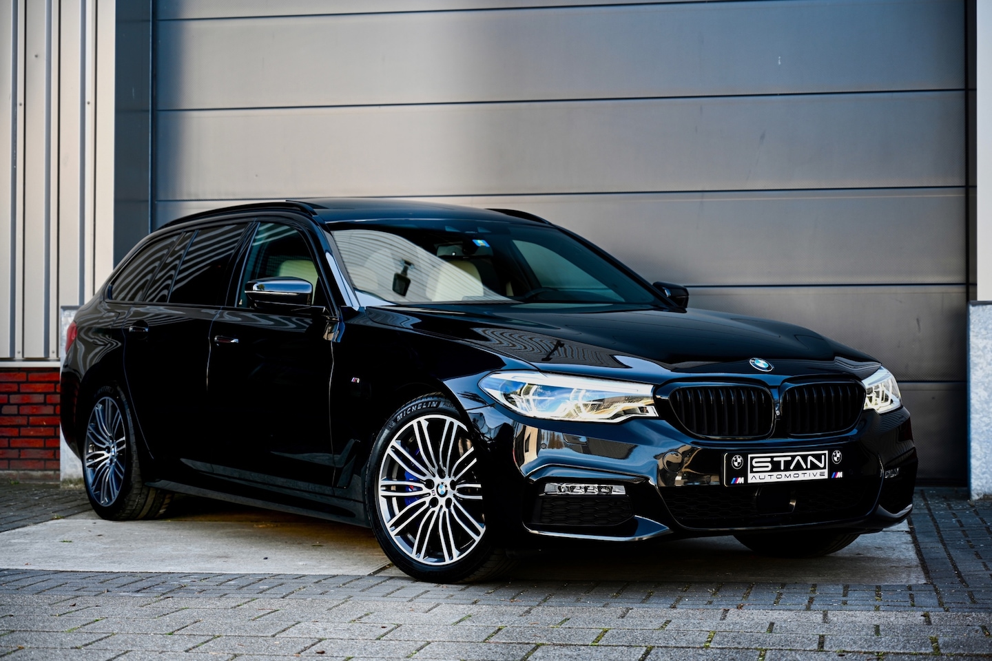 BMW 5-serie - 540i xDrive M-Sport High Exec | Pano | Softclose | Comfortstoelen | HK | Trekhaak - AutoWereld.nl