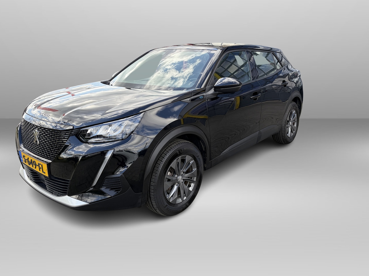 Peugeot e-2008 - EV Active Pack 50 kWh Facelift model | Apple Android | Navi | Parkeersensoren - AutoWereld.nl
