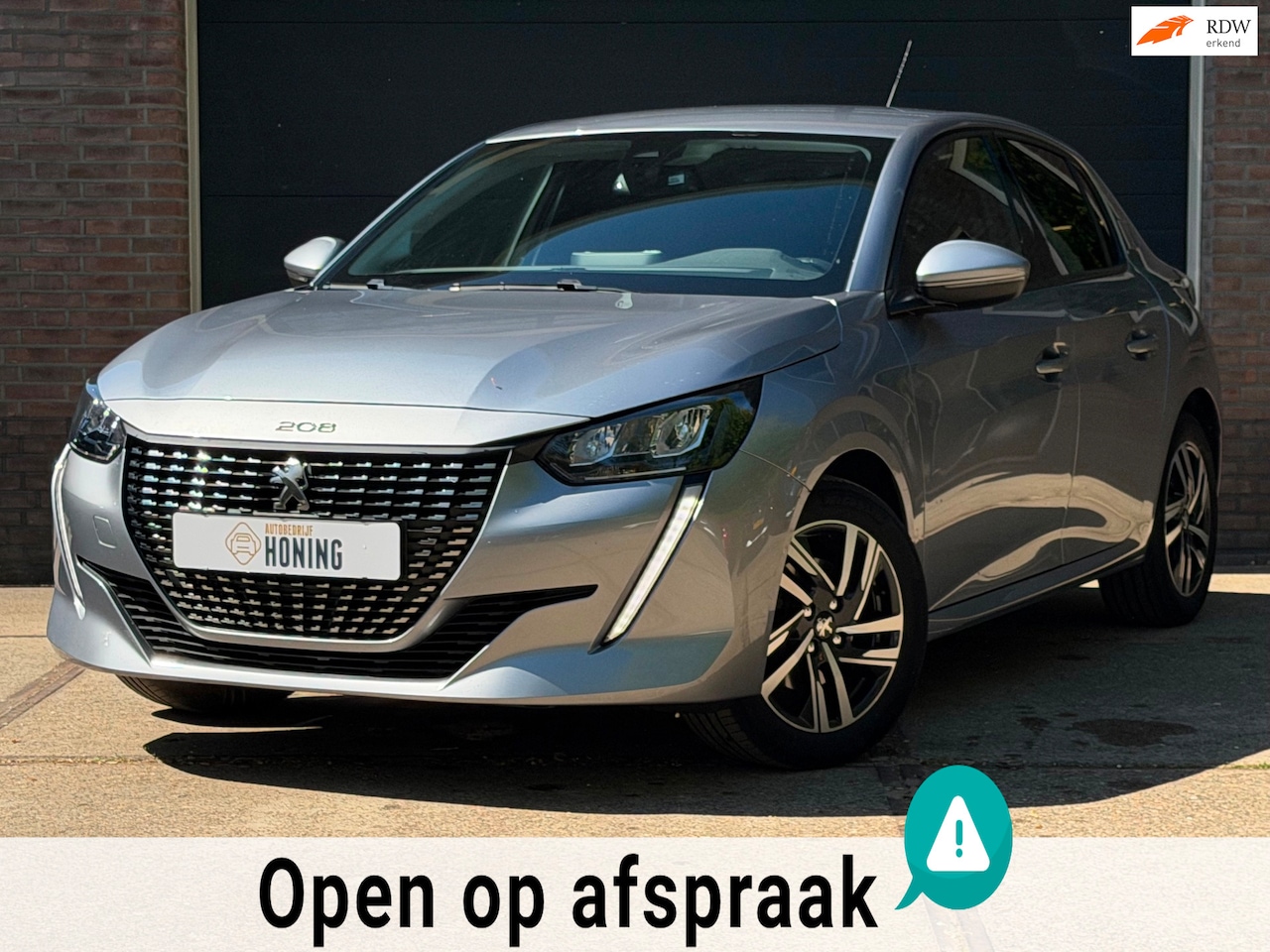 Peugeot 208 - Allure 100pk | Stoelverwarming | Keyless Entry | Parkeercamera | Carplay/AndroidAuto - AutoWereld.nl