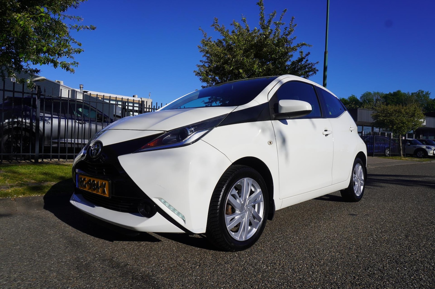 Toyota Aygo - 1.0 VVT-i 69pk 5D X-Play Airco LM Multimedia - AutoWereld.nl