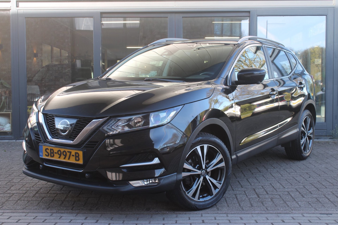 Nissan Qashqai - 1.2 N-Connecta | Panoramadak | Trekhaak | Keyless | Cruise-Control | Lane-assist | 360 Cam - AutoWereld.nl