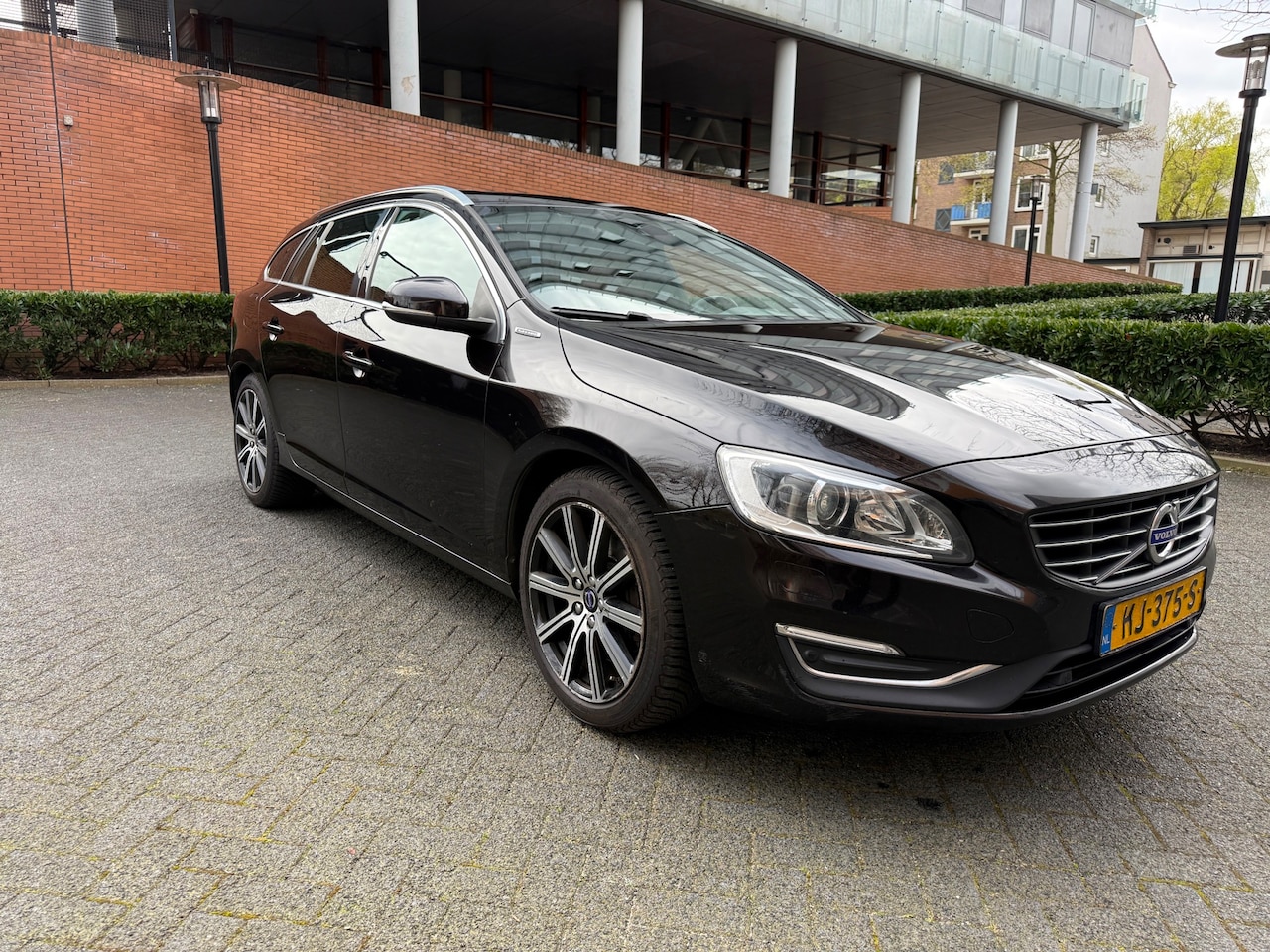 Volvo V60 - 2.4 D6 Twin Engine R-Design Euro 6 Leder Panorama - AutoWereld.nl